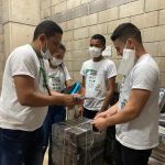 cuatro jovenes organizan residuos tecnologicos