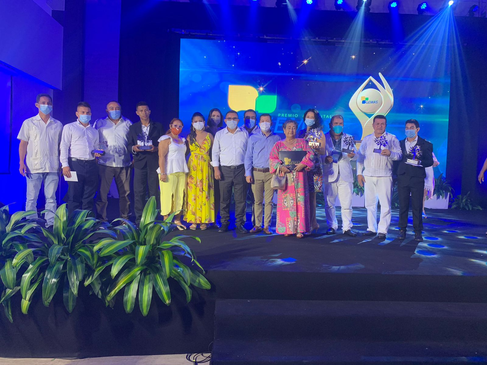 Grupo de personas Premiadas en un auditorio
