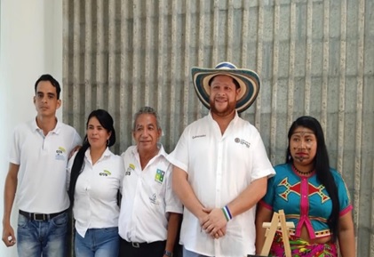 Gobernador de Cordoba junto con personal de negocios verde de la CVS y mujer indigena