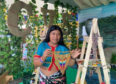 Mujer indijena en feria de negocios verdes de la CVS, en feria de la Ganaderia