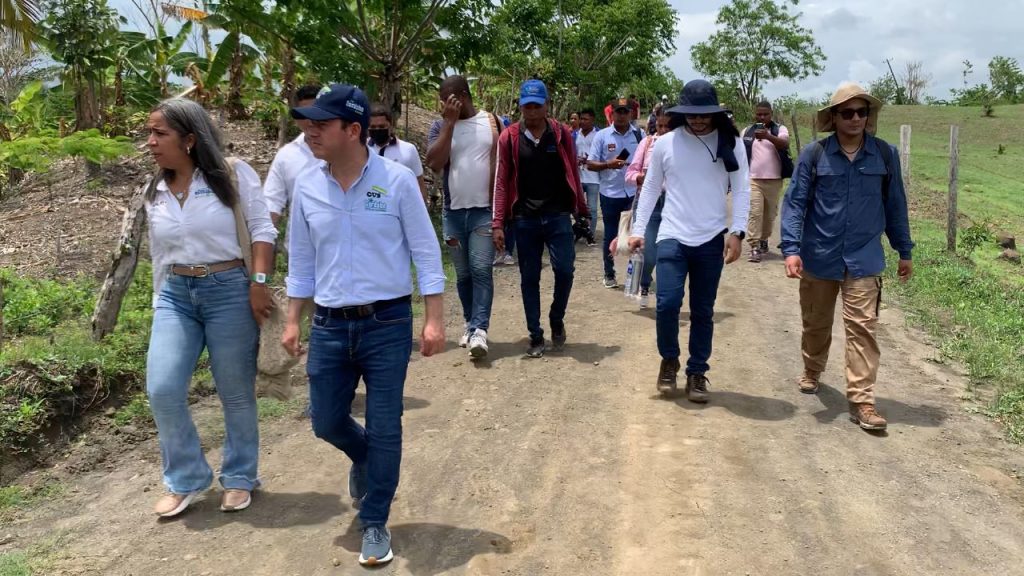 funcionarios supervisando en agretamiento
