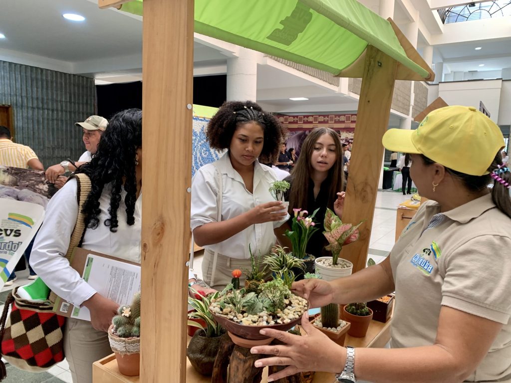 Personas compran en un stand de negocios verdes en el C.C. Alamedas del Sinú