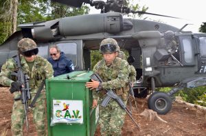 militares bajan de un helicoptero a dos pumas que se encuentran en un guacal para liberarlos en el parque natural del paramillo