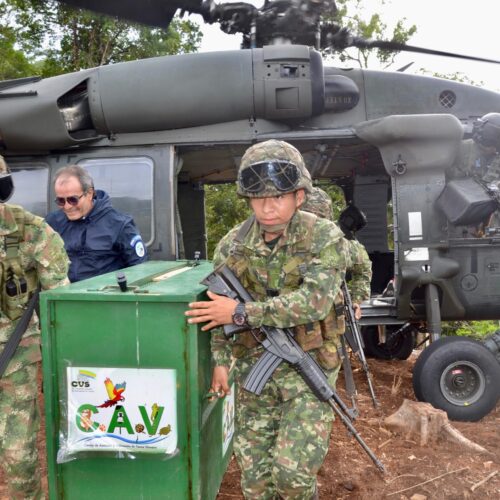 Militares Bajan De Un Helicoptero A Dos Pumas Que Se Encuentran En Un Guacal Para Liberarlos En El Parque Natural Del Paramillo