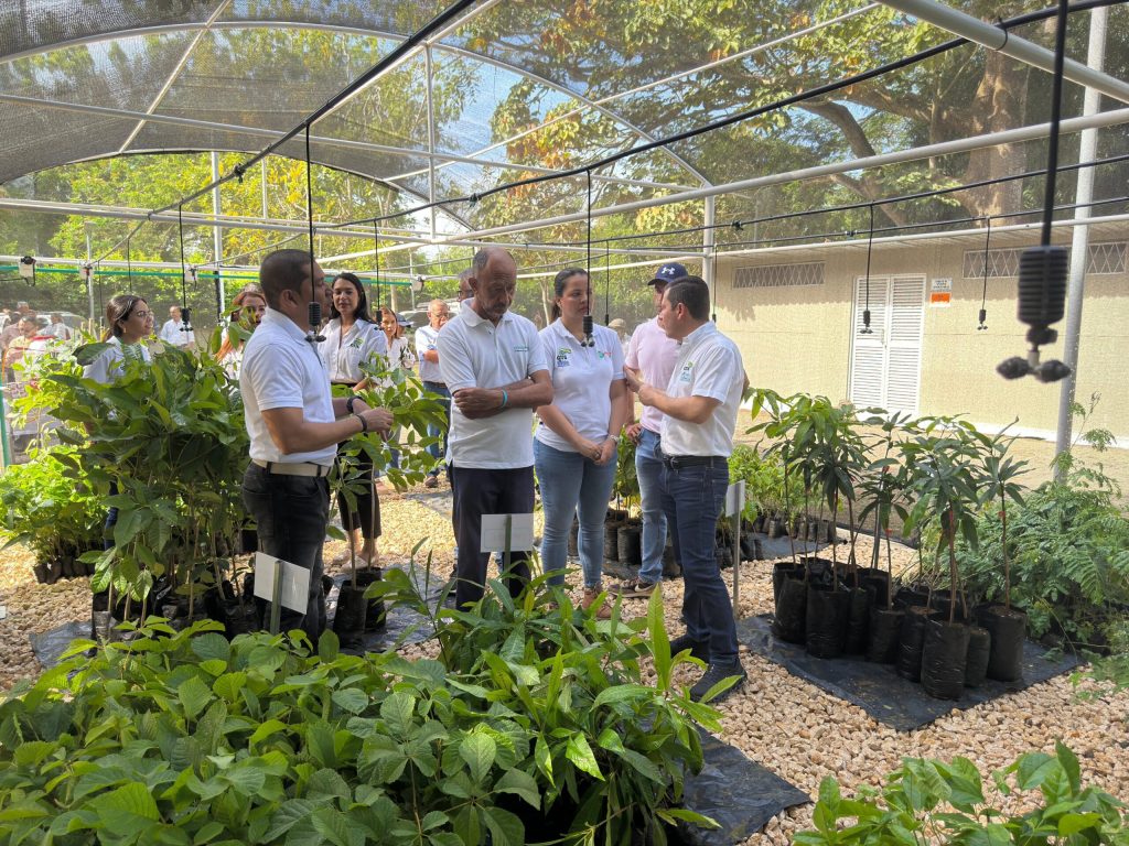 Director General de la CVS y funcionarios, inauguran moderno vivero bioclimatico inaugurado en la sede principal de la CVS
