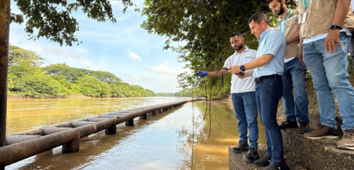 Funcionarios De La CVS Realizan Medicion De Calidad Del Agua En El Río Sinú