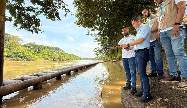 Funcionarios De La CVS Realizan Medicion De Calidad Del Agua En El Río Sinú