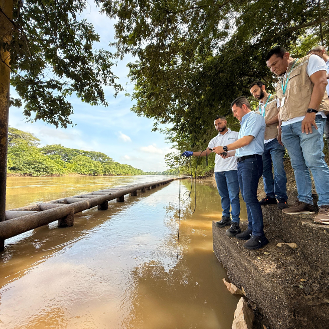 Funcionarios De La CVS Realizan Medicion De Calidad Del Agua En El Río Sinú