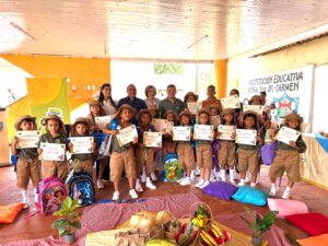 imagen de niños guardianes del ambiente graduados por la CVS