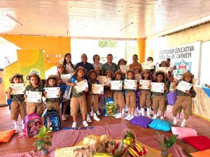 imagen de niños guardianes del ambiente graduados por la CVS