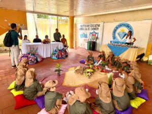 imagen de niños guardianes del ambiente graduados por la CVS
