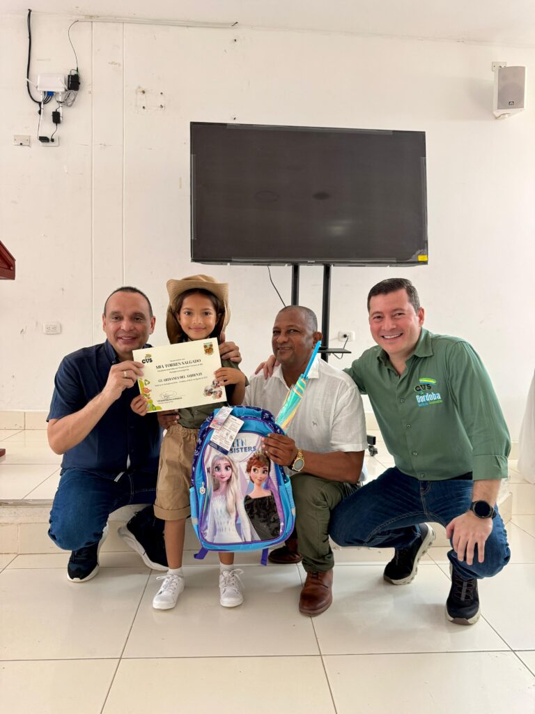 imagen de niños guardianes del ambiente graduados por la CVS