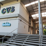 Foto De La Entrada Principal De La CVS Con El Logo Institucional En La Pared