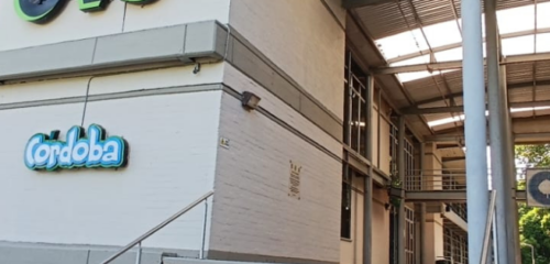 Foto De La Entrada Principal De La CVS Con El Logo Institucional En La Pared