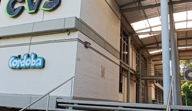 Foto De La Entrada Principal De La CVS Con El Logo Institucional En La Pared