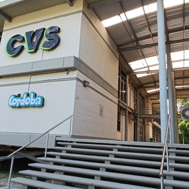 Foto De La Entrada Principal De La CVS Con El Logo Institucional En La Pared