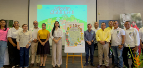Foto Del Director De La CVs Y Otras Pesonas En La Presentacion De La Cátedra Ambiental En El Auditorio De La CVS