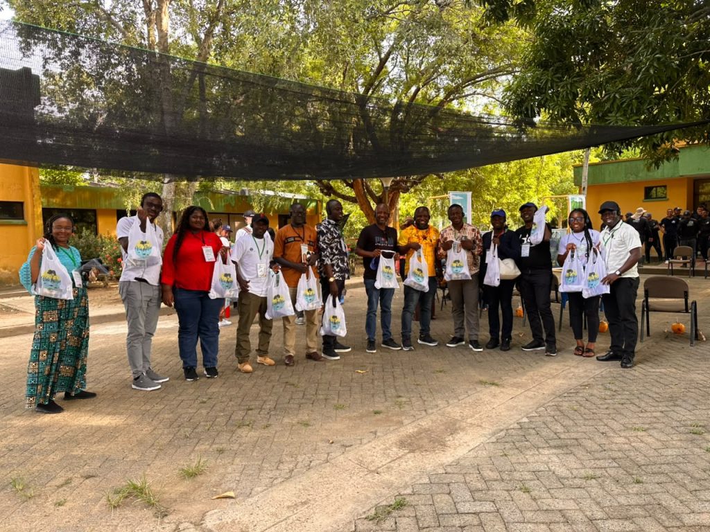 imagen de proyecto de vida manglar con delegacion de personas de Africa